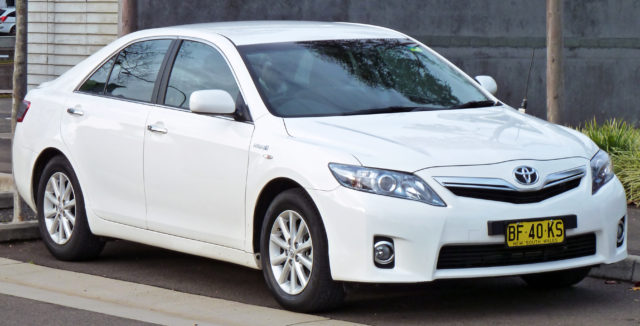 2010_Toyota_Hybrid_Camry_(AHV40R)_sedan_01