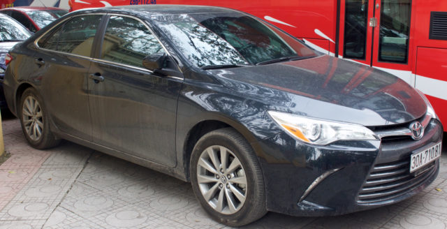 2015_Toyota_Camry_(ASV50R)_XLE_sedan_(2015-12-31)_02