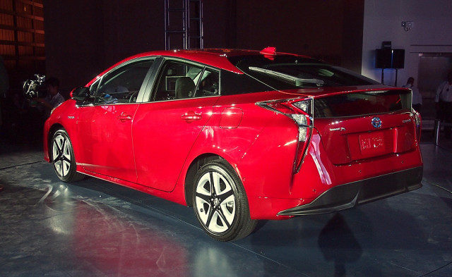 2016-toyota-prius-reveal-11-1-640x393