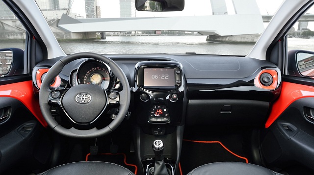 2016-Toyota-C-HR-1-interior-